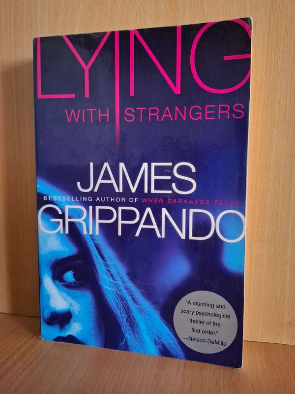 Lying with Strangers: James Grippando (Paperback)