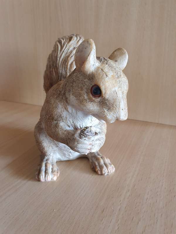 Squirrel Figurine  (height 14cm, 20cm x 7cm)