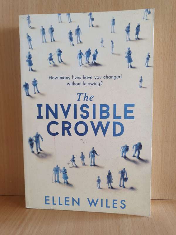 The Invisible Crowd: Ellen Wiles  (Paperback)
