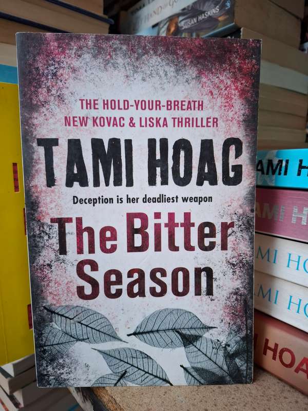 The Bitter Season: Tami Hoag (Paperback)