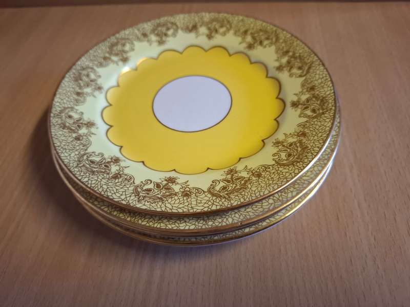 Alfred B. Pearce Co Yellow Cake Plate  - width 16cm