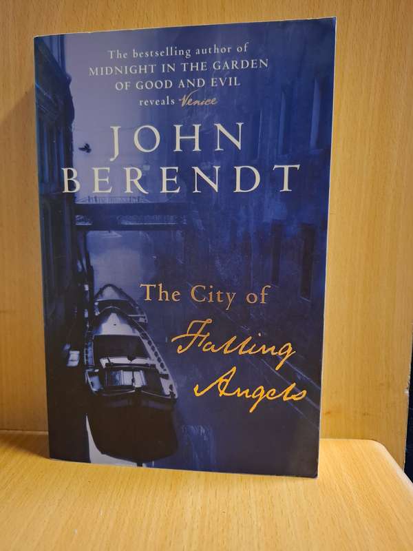 The City of Falling Angels : John Berendt  (Paperback)