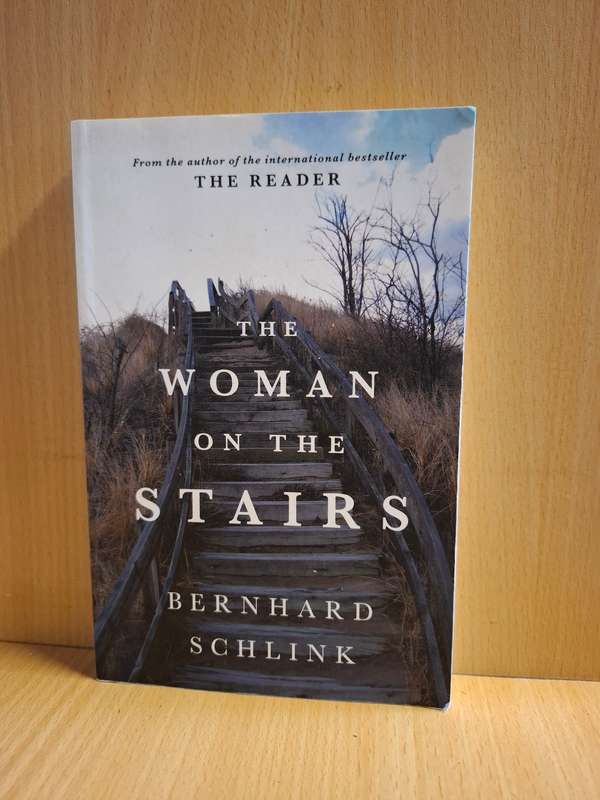 The Woman on The Stairs: Bernhard Schlink  (Paperback)