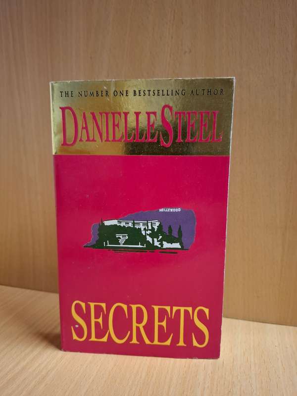 Secrets: Danielle Steel (Paperback)
