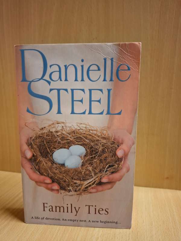 Family Ties: Danielle Steel (Paperback)