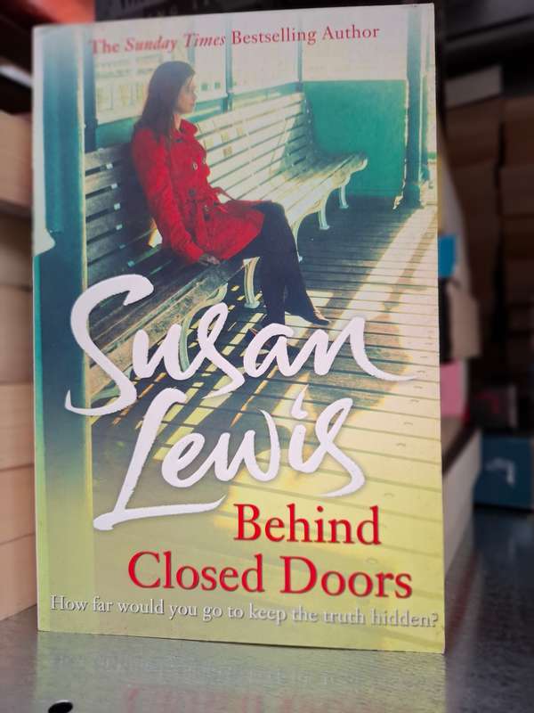 Behind Closed Doors: Susan Lewis  (Paperback)