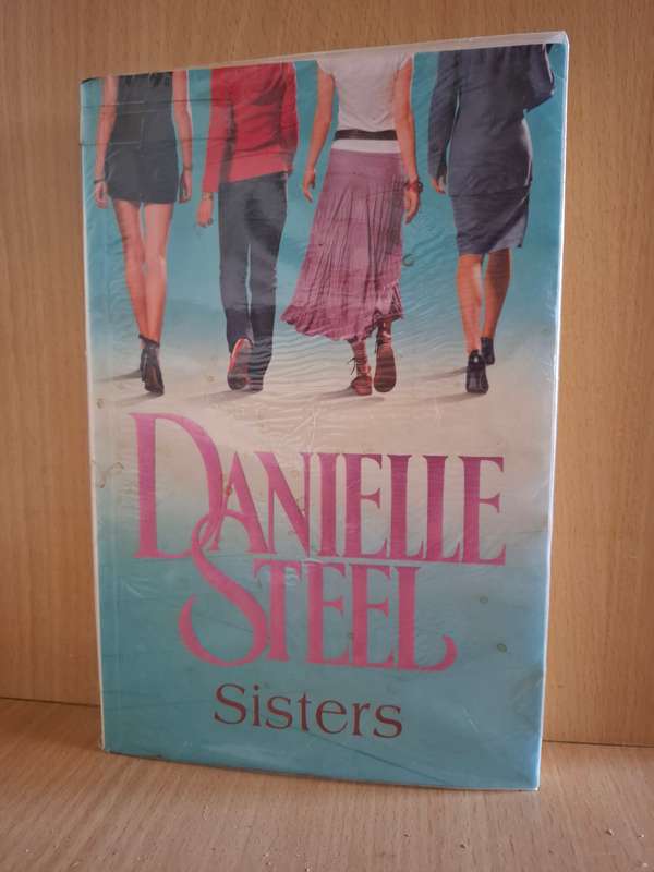 Sisters: Danielle Steel  (Paperback)