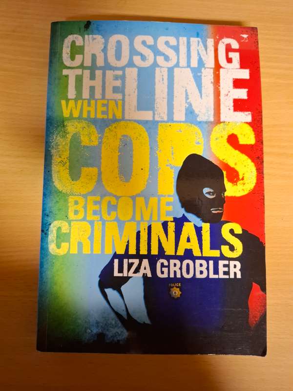 Crossing the Line - When Cops Become Criminals: Liza Grobler (Paperback)