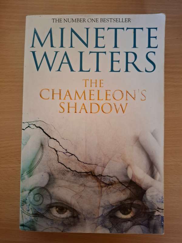 The Chameleon`s Shadow : Minette Walters  (Paperback)