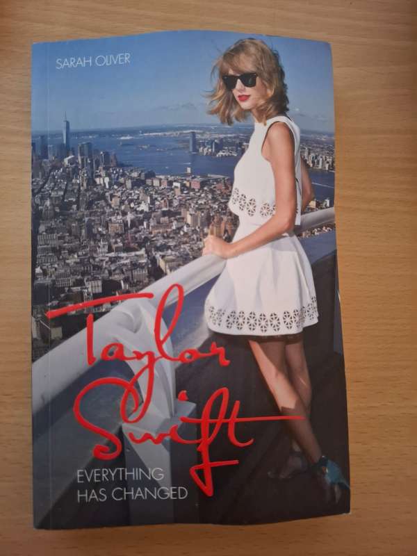 Taylor Swift : Sarah Oliver  (Paperback)