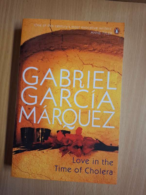 Love in The Time of Cholera : Gabriel Garcia Marquez  (Paperback)