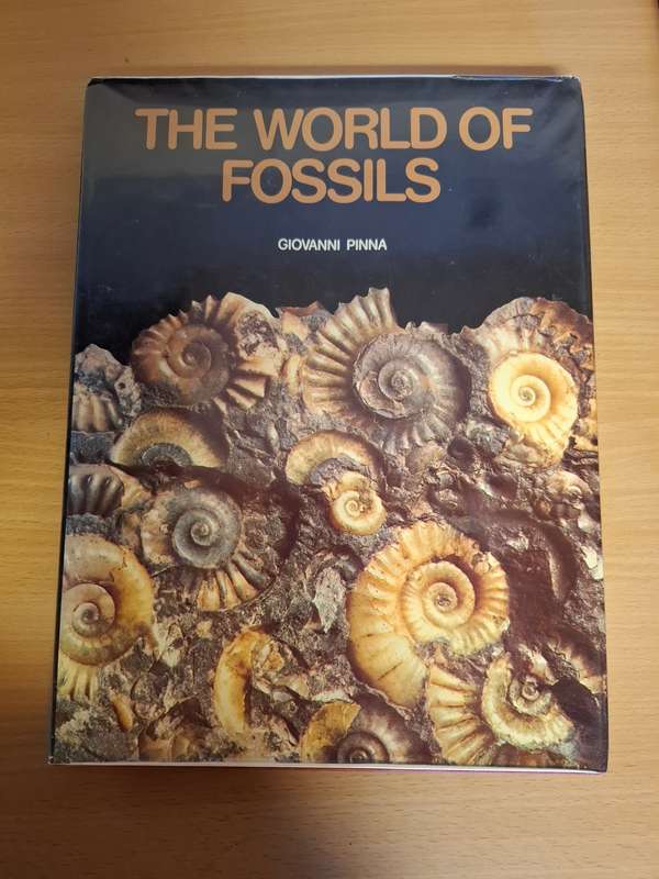 The World of Fossils : Giovanni Pinna  (Hardcover)