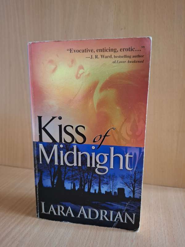 Kiss of Midnight : Lara Adrian  (Paperback)