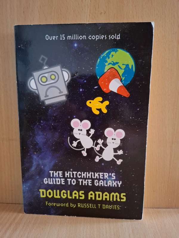 The Hitchhiker`s Guide to the Galaxy : Douglas Adams  (Paperback)
