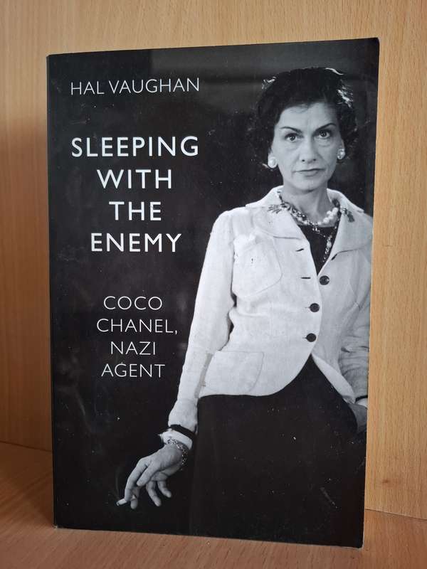 Sleeping with The Enemy - Coco Chanel, Nazi Agent : Hal Vaughan  (Paperback)