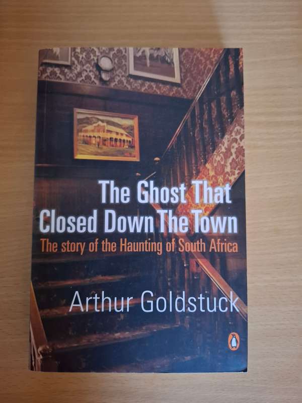 The Ghost that Closed Down the Town: Arthur Goldstuck  (Paperback)