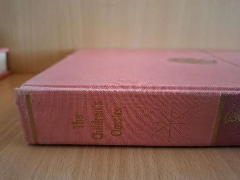 The Children`s Classics - Treasure Island by Robert Louis Stevenson (Hardcover)