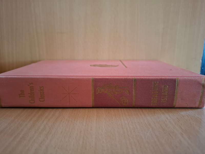 The Children`s Classics - Treasure Island by Robert Louis Stevenson (Hardcover)
