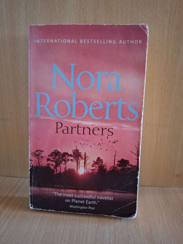 Partners : Nora Roberts  (Paperback)