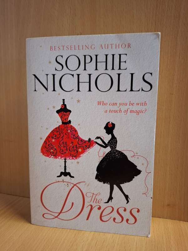 The Dress : Sophie Nicholls  (Paperback)