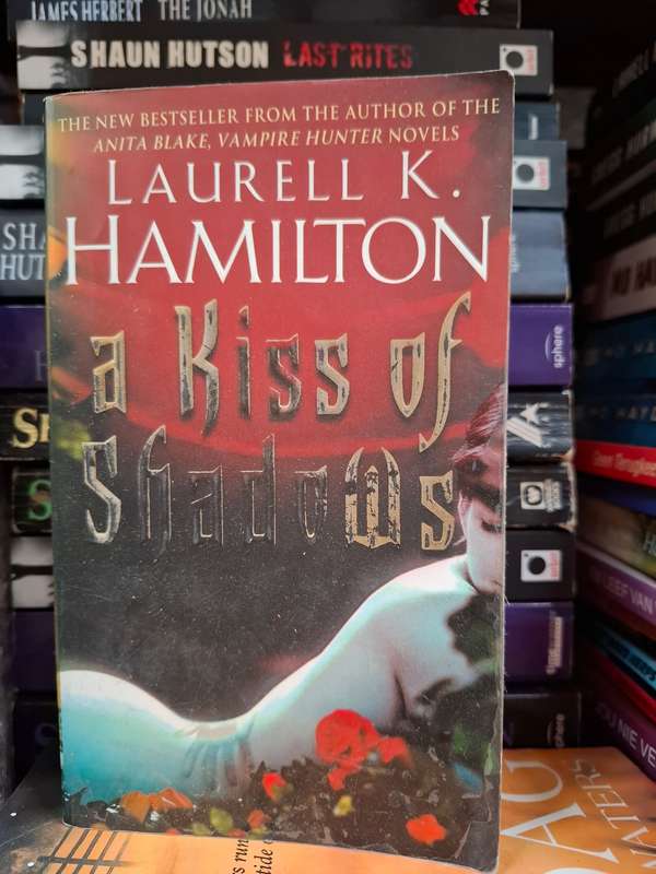 A Kiss of Shadows:  Laurell K. Hamilton  (Paperback)