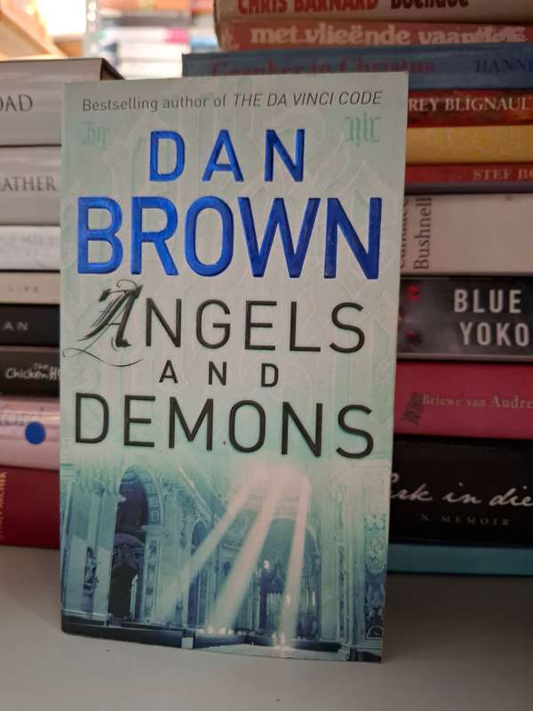 Angels and Demons : Dan Brown (Paperback)