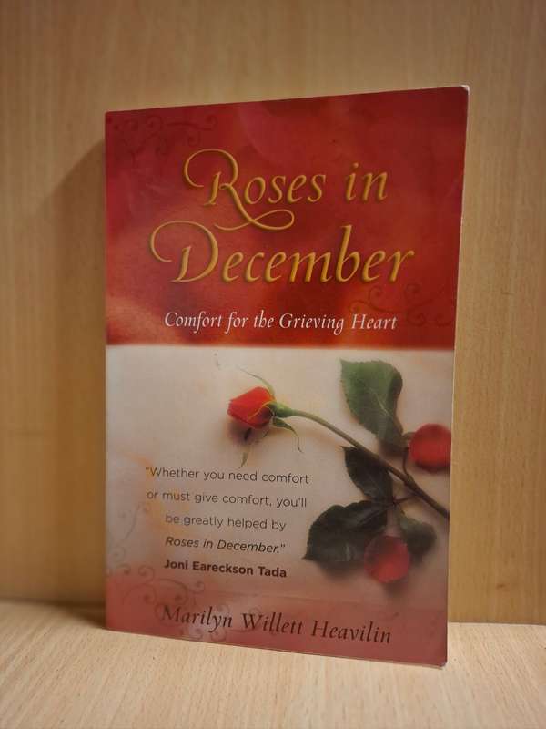 Roses in December - Comfort for the Grieving Heart: Marilyn Willett Heavilin  (Paperback)