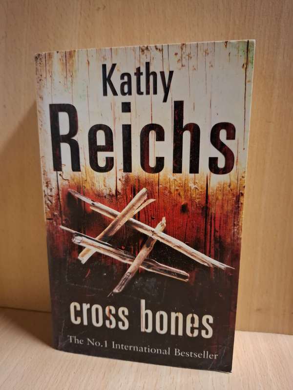 Cross Bones: Kathy Reichs (Paperback)