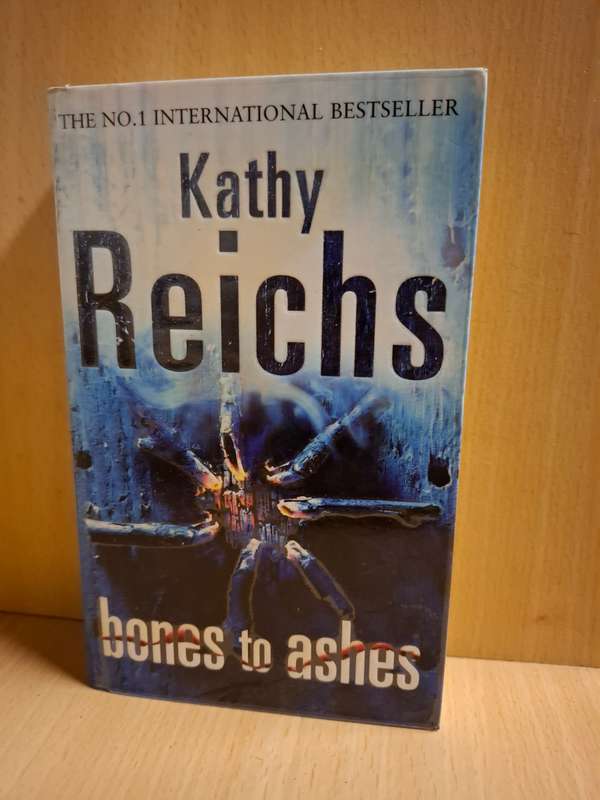 Bones to Ashes: Kathy Reichs Paperback)