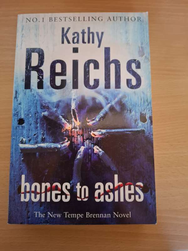 Bones to Ashes: Kathy Reichs Paperback)