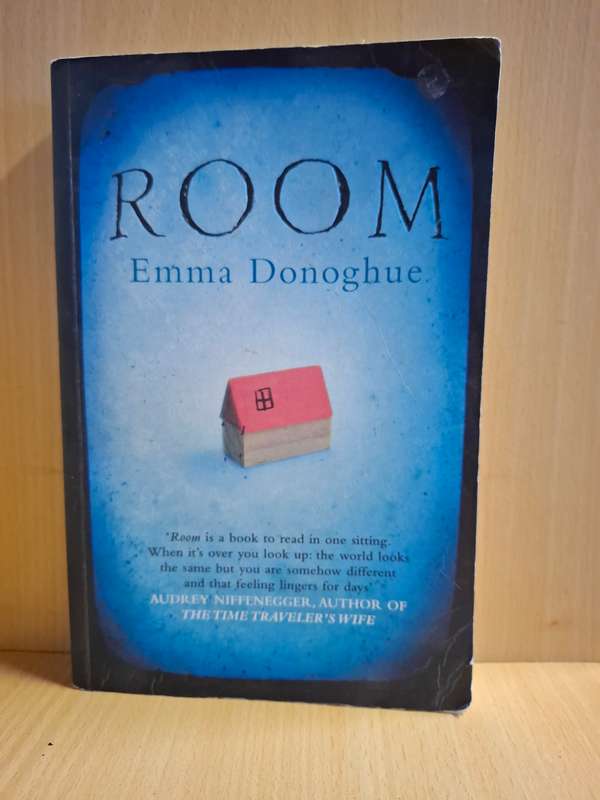 Room by Emma Donoghue (Paperback)