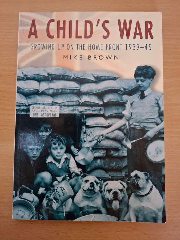 A Child`s War - Growing up on the home front 1939-1945 : Mike Brown (Paperback)