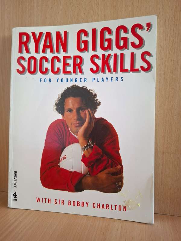 Ryan Giggs` Soccer Skills for Younger Players - with Sir Bobby Charlton (Paperback)