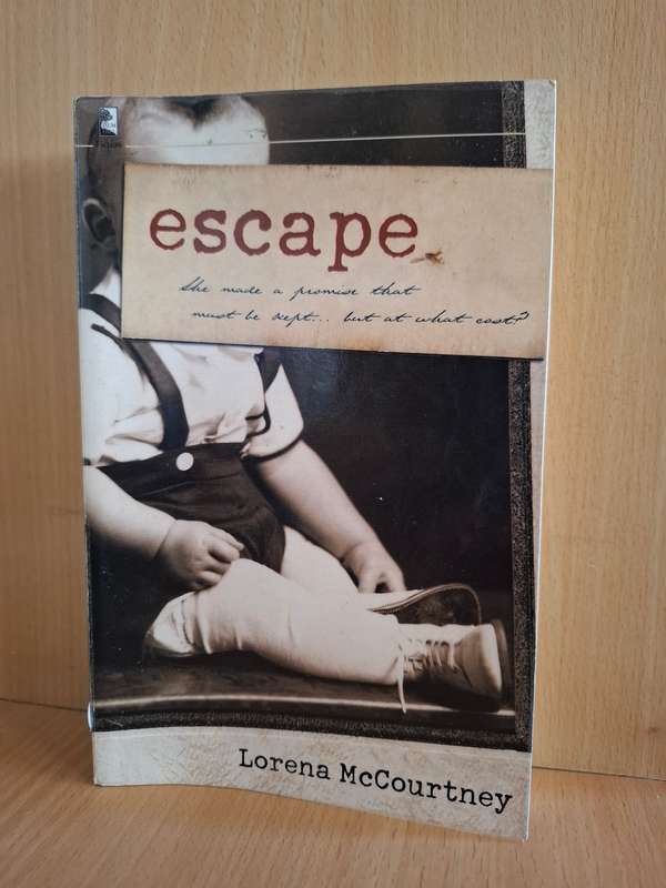 Escape : Lorena McCourtney  (Paperback)