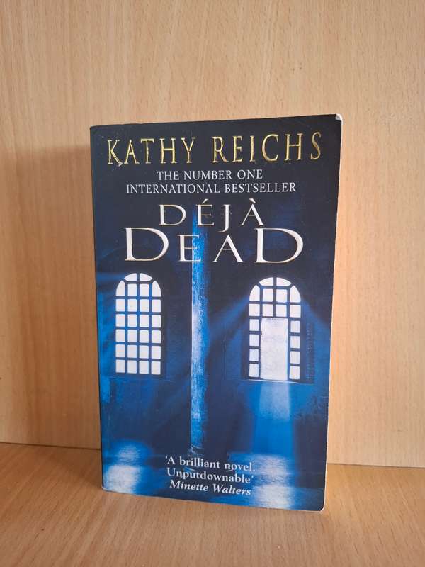 Deja Dead: Kathy Reichs  (Paperback)