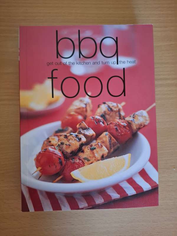 BBQ Food - Get out of the kitchen and turn up the heat (Paperback)