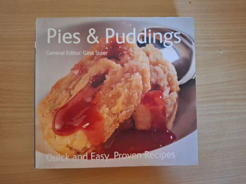 Pies & Puddings - Editor Gina Steer  (Paperback)