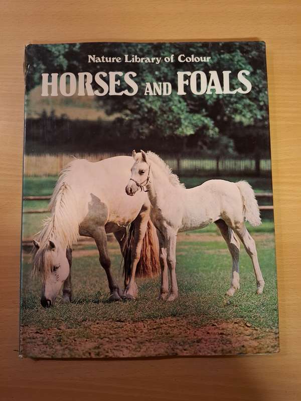 Nature`s Library of Colour - Horses and Foals  (Hardcover)