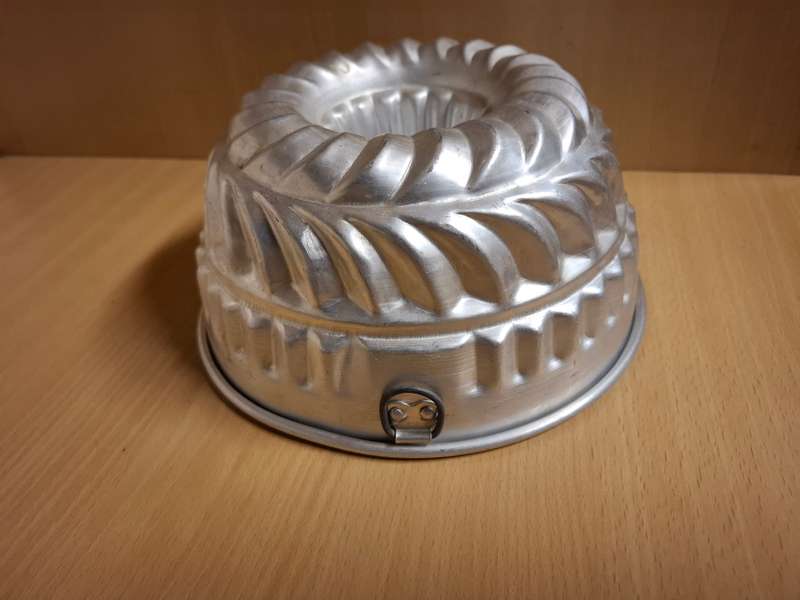 Metal Jelly Mould  (width 20cm height 10cm)