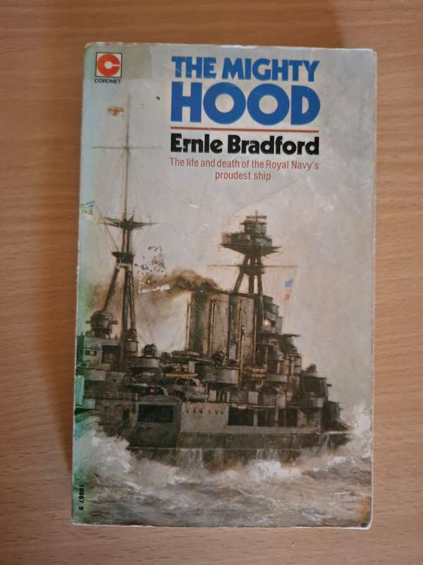 The Mighty Hood - The life and death of the Royal Navy`s proudest ship : Ernie Bradford (Paperback)