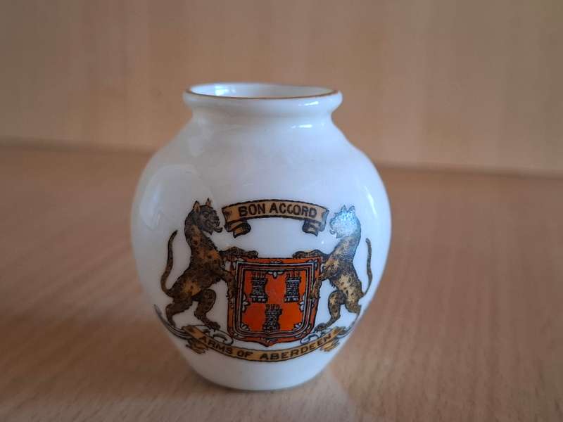 Small W.H. Goss - Arms of Aberdeen Souvenier Vase - height 5cm width 6cm