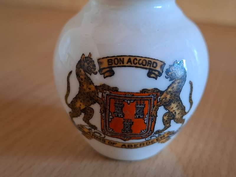 Small W.H. Goss - Arms of Aberdeen Souvenier Vase - height 5cm width 6cm