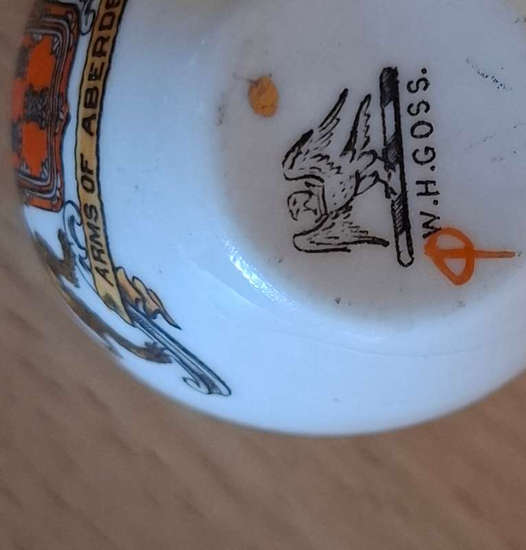 Small W.H. Goss - Arms of Aberdeen Souvenier Vase - height 5cm width 6cm
