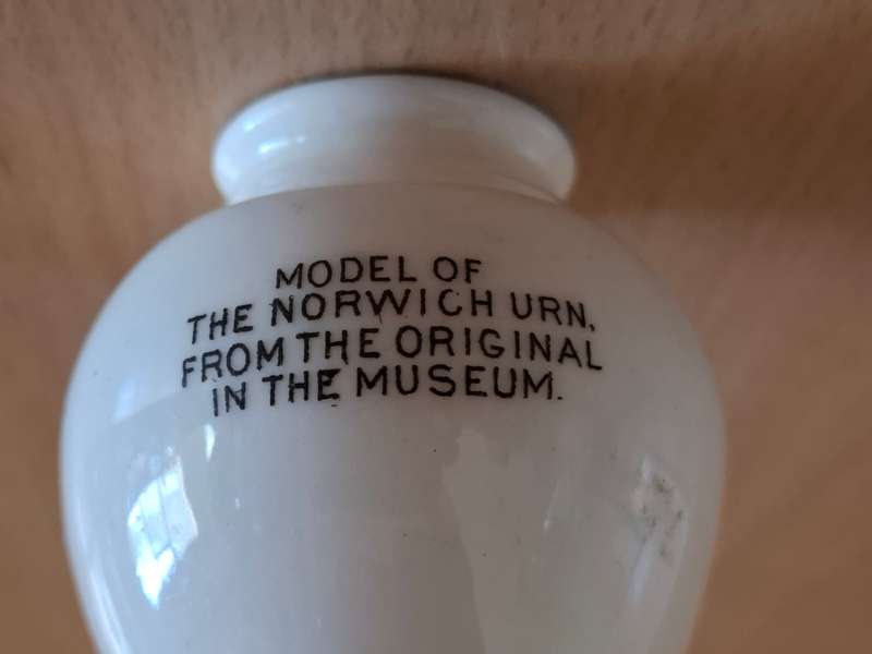 Small W.H. Goss - Arms of Aberdeen Souvenier Vase - height 5cm width 6cm