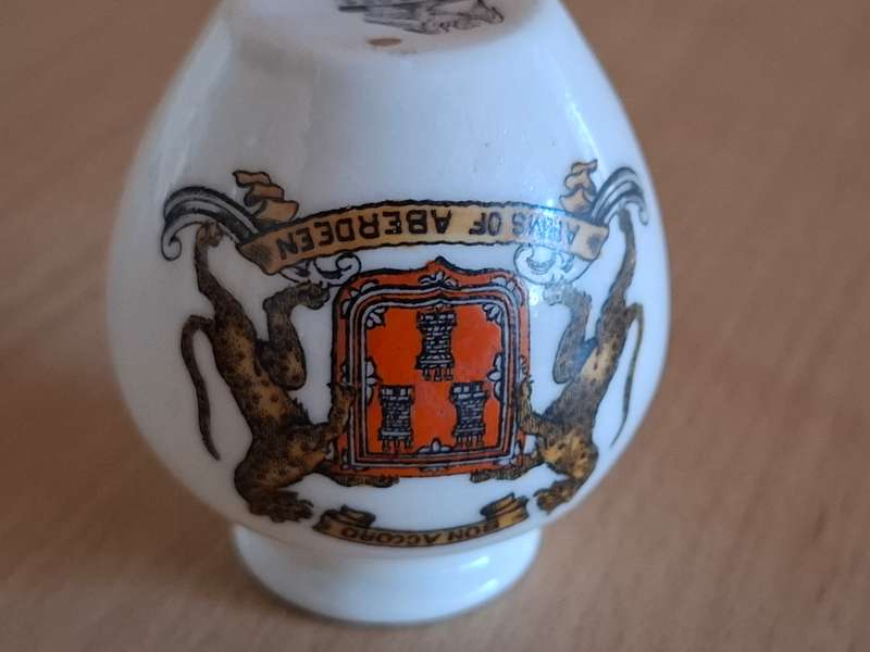 Small W.H. Goss - Arms of Aberdeen Souvenier Vase - height 5cm width 6cm