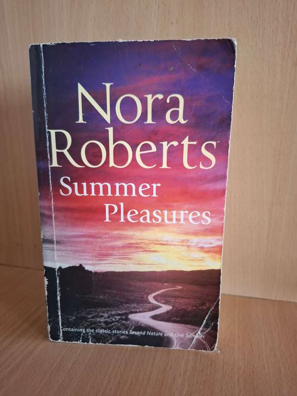 Summer Pleasures : Nora Roberts  (Paperback)