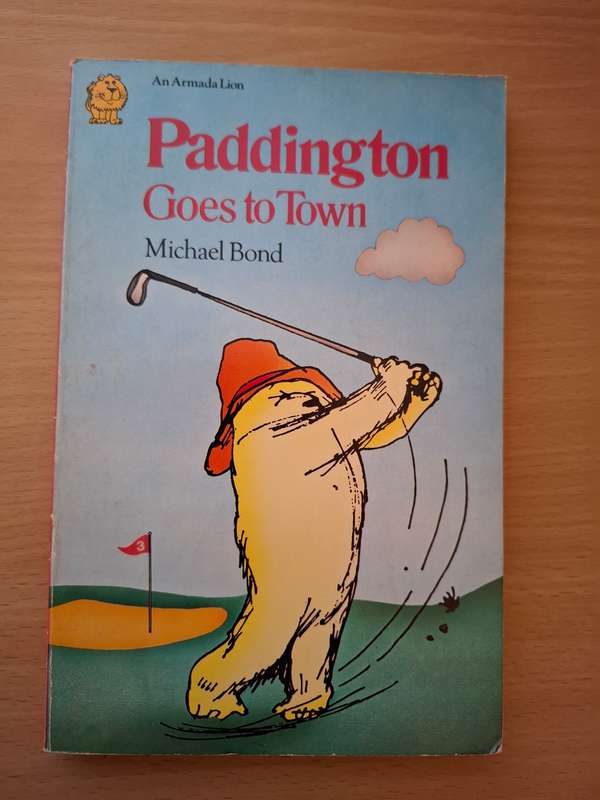 Paddington Goes to Town : Michael Bond  (Paperback)