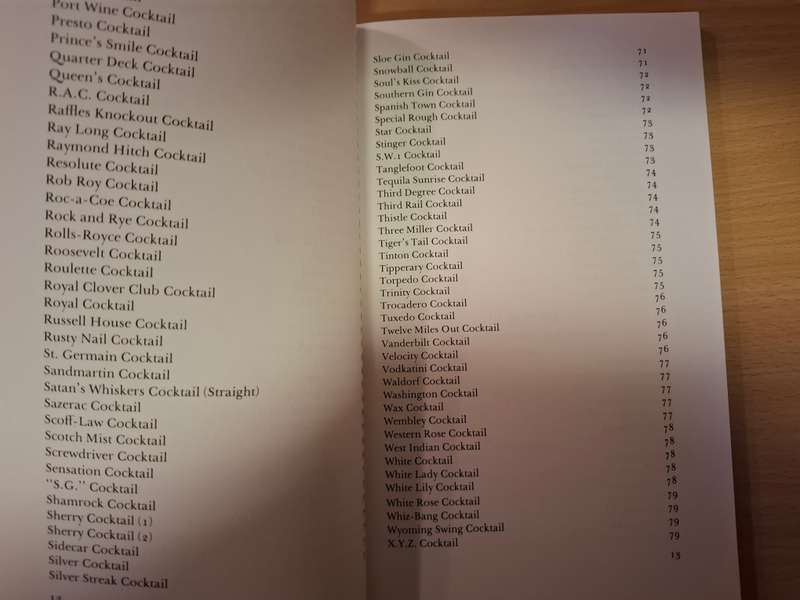 The Cocktail Bar - A Collection of 400 Recipes by Charles Edited by `Carlos of Raffles` (Paperback)