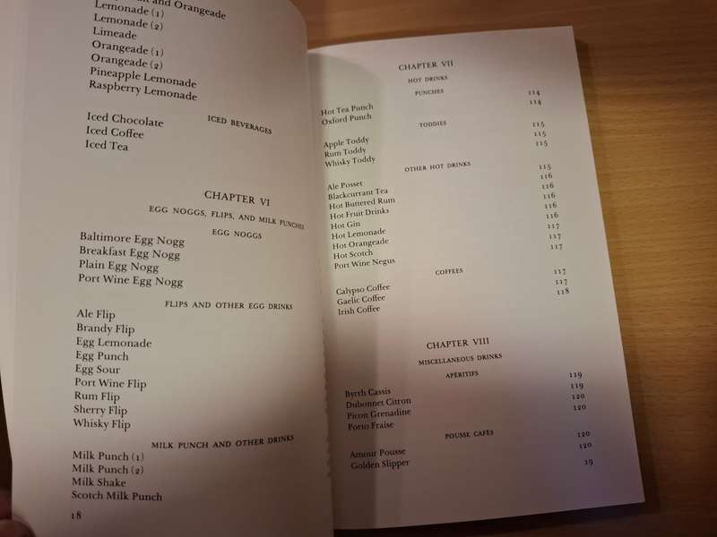 The Cocktail Bar - A Collection of 400 Recipes by Charles Edited by `Carlos of Raffles` (Paperback)