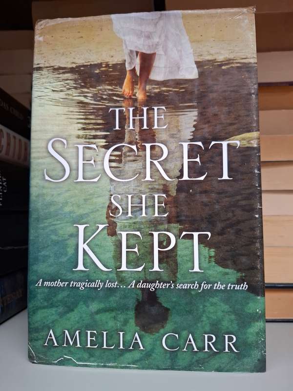 The Secret She Kept : Amelia Carr  (Hardcover)